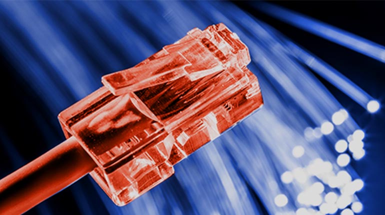 Roter Netzwerkanschluss vor blauen Glasfasern
